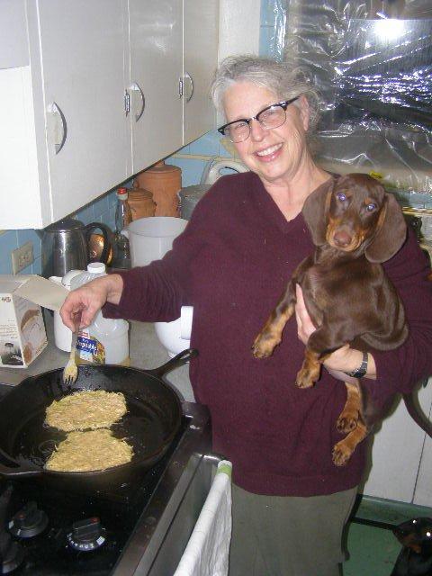 Making potatoe pancakes